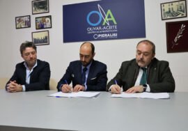 Firma del convenio entre IMS Control Industrial y la Asociación ´0livar y Aceite'.