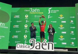 Paco Reyes y Antonia Olivares han hecho entrega del trofeo al ganador de La Clásica.