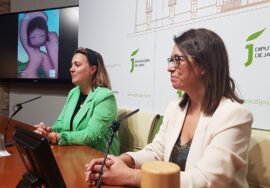 La vicepresidenta tercera y diputada de Cultura y Deportes, África Colomo, junto a la responsable de la galería de arte baezana Renace, Patricia Galgani