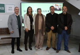 La escritora Ángeles Caso junto a autoridades en la presentación de su obra.