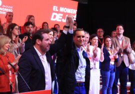 El secretario general del PSOE de Jaén, Juan Latorre, y el ministro de Transporte y Movilidad Sostenible, Óscar Puente, en el acto de clausura del 16º Congreso Provincial.