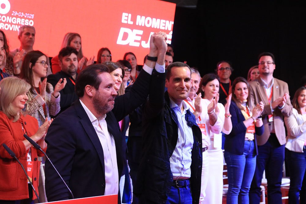 El secretario general del PSOE de Jaén, Juan Latorre, y el ministro de Transporte y Movilidad Sostenible, Óscar Puente, en el acto de clausura del 16º Congreso Provincial.