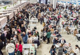 Público en la zona del mercado Degusta Jaén.