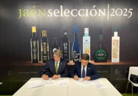 Jaime Lillo y Francisco Reyes firman el convenio de colaboración