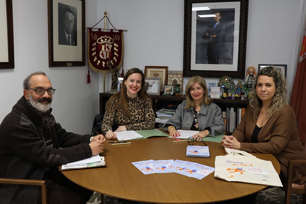 Momento de la firma del convenio con la Asociación APRAF-A.