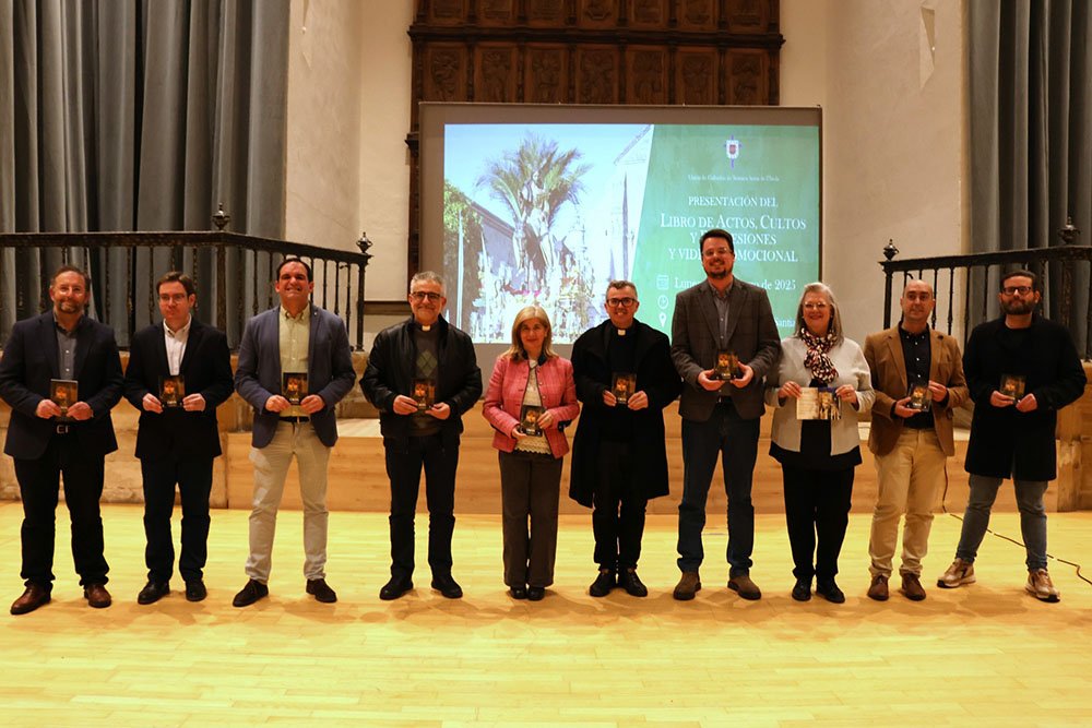 Presentación del libro de horarios de Semana Santa 2025.