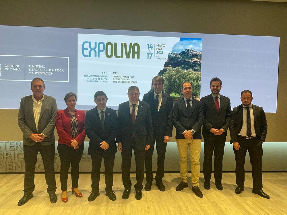 Francisco Reyes y Luis Planas, en el centro, flanqueados por responsables de administraciones y patrocinadores de Expoliva 2025.