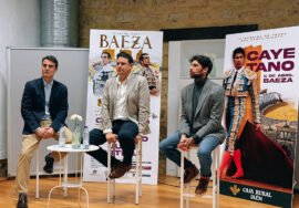 Cayetano en un encuentro con aficionados en la ciudad de Baeza.