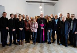 Foto de familia del Obispo de Jaén con la Corporación Municipal.
