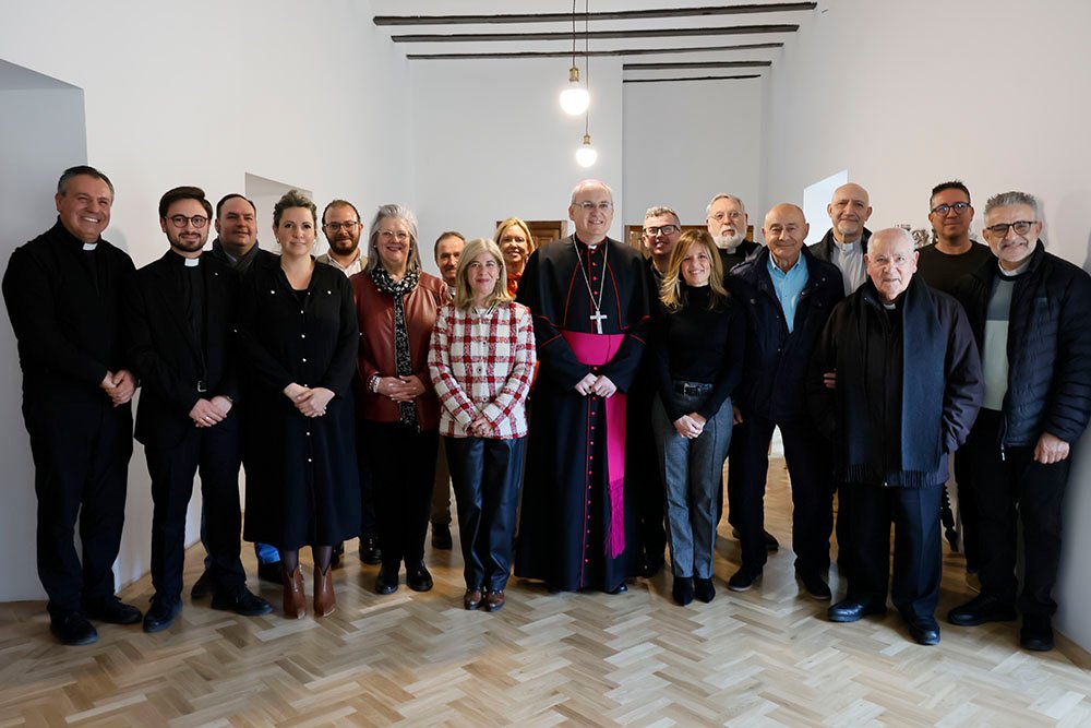 Foto de familia del Obispo de Jaén con la Corporación Municipal.