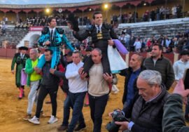 Pie foto Cayetano Rivera y Emilio de Justo salen por la puerta grande del coso baezano. foto/ Ana Patricia Cisneros.