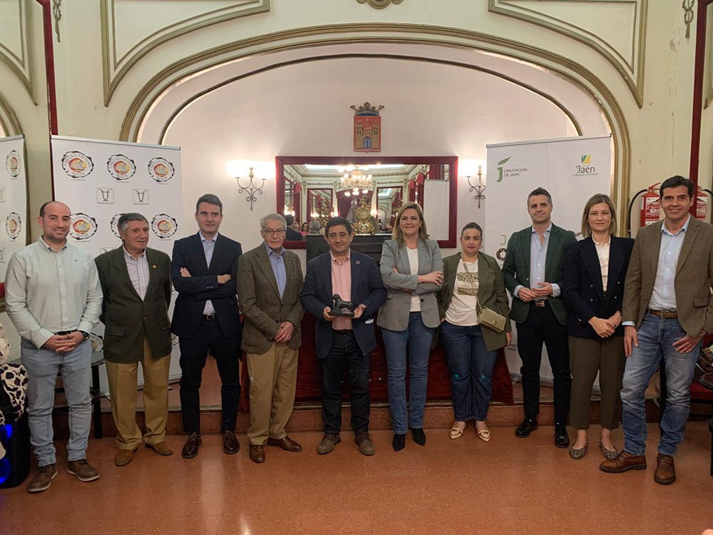El presidente de la Diputación, en el centro, flanqueado por otras autoridades y miembros del Círculo Taurino baezano.