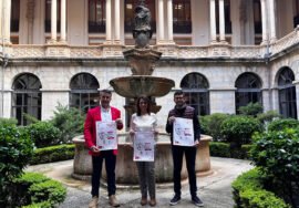 Ángel Padilla, África Colomo y Manuel Moreno con el cartel de los VII Premios 'Antonio Chamorro Daza'.