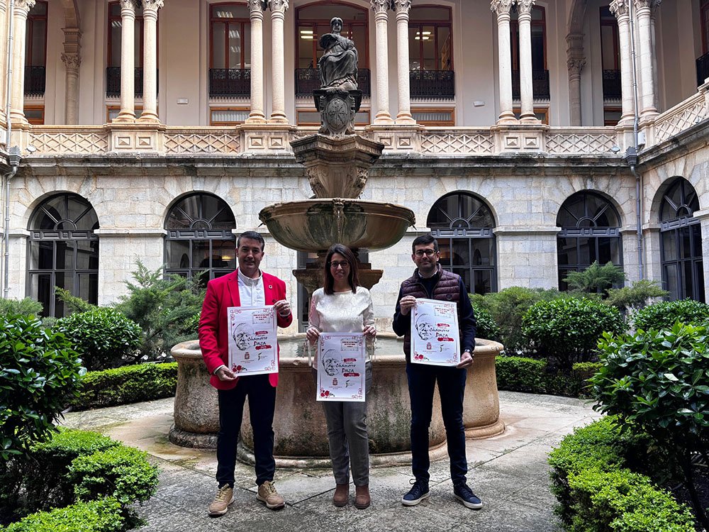 Ángel Padilla, África Colomo y Manuel Moreno con el cartel de los VII Premios 'Antonio Chamorro Daza'.