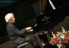 Actuación del pianista Jean-EfflamBavouzet, en el auditorio del Hospital de Santiago.