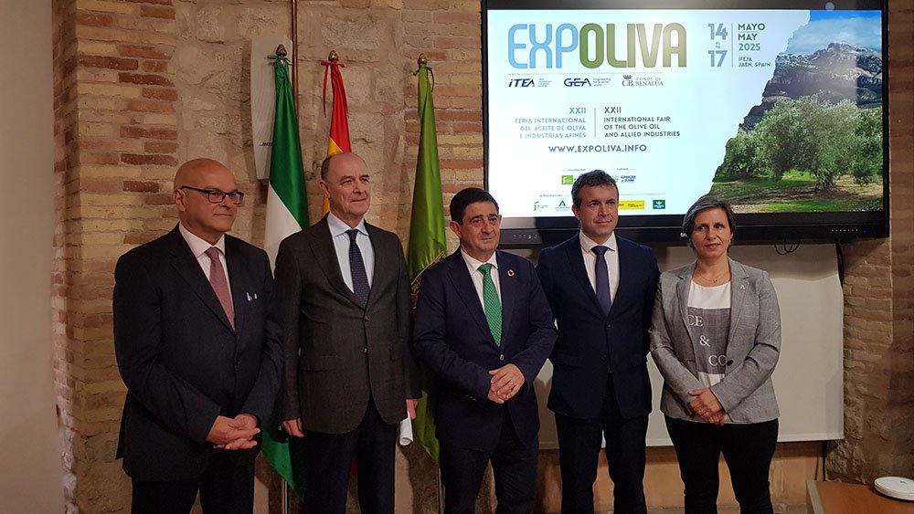Manuel Fernández (izq), Juan Núñez, Francisco Reyes, Julio Millán, y Soledad Aranda (dcha) en la presentación de Expoliva 2025.