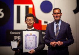El vicepresidente primero de la Diputación, Juan Latorre, ha entregado el primer premio de este concurso al ganador.