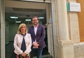 Antonia Olivares y Pedro Jesús López ante la Delegación de Desarrollo Educativo y Formación Profesional.