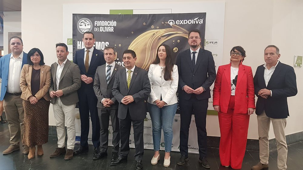 Francisco Reyes, en el centro, junto al alcalde de Jaén y otros responsables de la Diputación de Jaén.