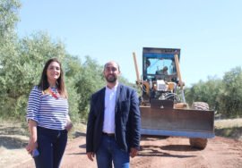 El concejal de Agricultura, Javier Gámez, vista el camino de Marimingo.
