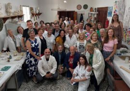 Autoridades y participantes del cuso de la Escuela de Artesanía.