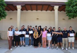 Foto de familia de autoridades y alumnos en la clausura de la Escuela Taller.