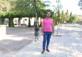 El concejal de Parques y Jardines, Javier Gámez, presenta las mejoras en el Parque de Alférez Rojas.