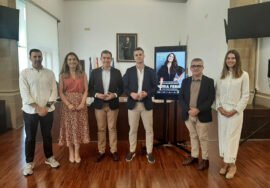 Foto de familia de autoridades y responsables de ABISC durante la presentación del evento, que ha tenido lugar en el Salón de Plenos del Ayuntamiento de Baeza