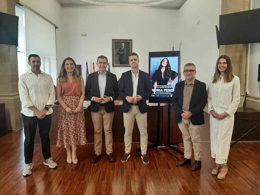Foto de familia de autoridades y responsables de ABISC durante la presentación del evento, que ha tenido lugar en el Salón de Plenos del Ayuntamiento de Baeza