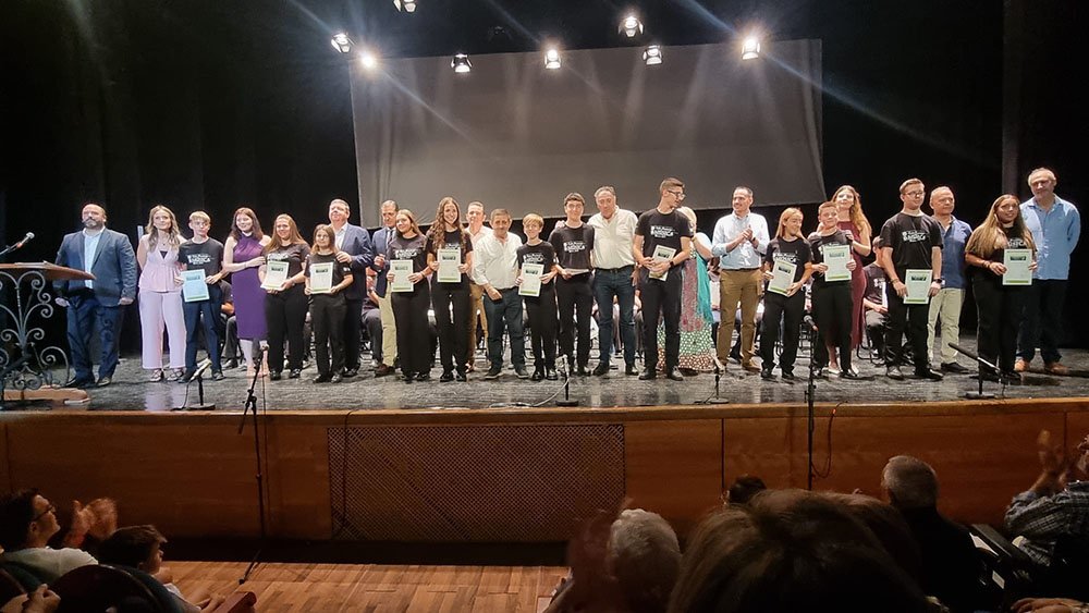 Foto de familia de autoridades, profesorado y alumnado en este acto