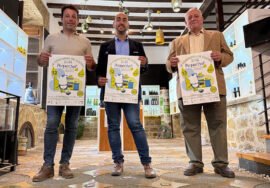 Javier Perales, Javier Gámez y Gregorio López, con el cartel del concurso de este año.