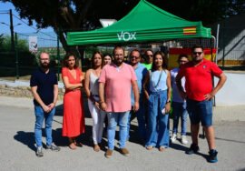 El concejal de VOX Úbeda, Fernando Navas, junto con afiliados y simpatizantes, en la pedanía de Santa Eulalia.