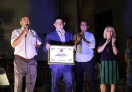 El presidente de la Diputación de Jaén con la distinción de honor del Club Diana de Úbeda.