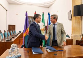 El consejero Jorge Paradela, junto al alcalde de Baeza, Pedro Javier Cabrera, en la firma del protocolo de colaboración.