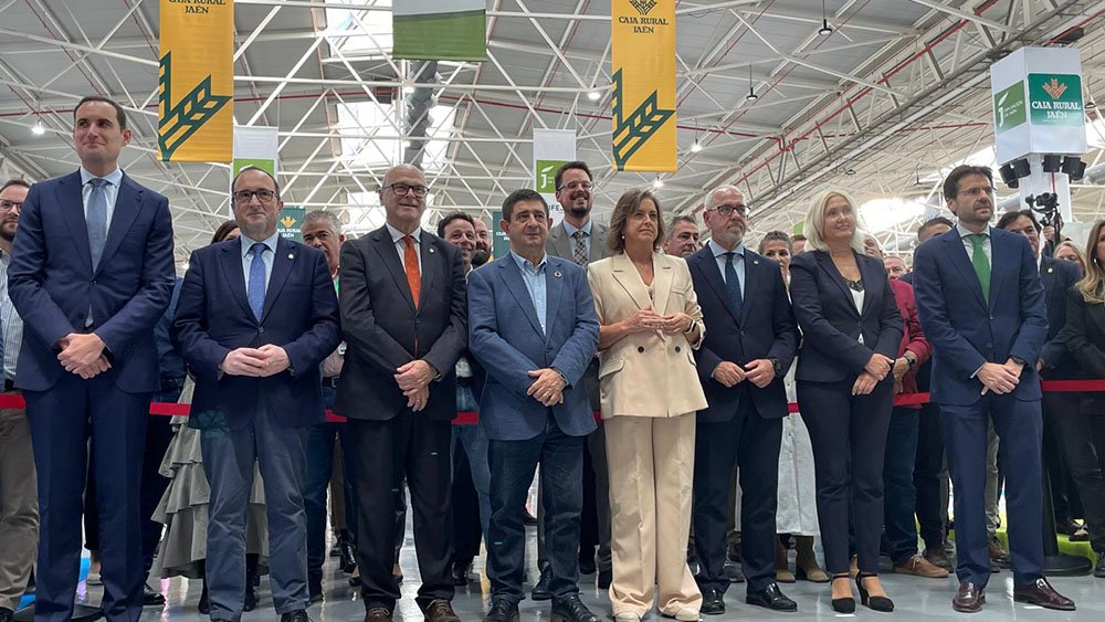 Autoridades en la inauguración de Tierra Adentro