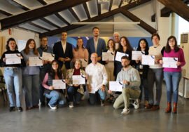 Foto de familia de autoridades, formadores y participantes.