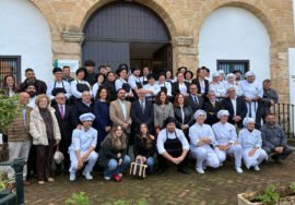 La consejera de Empleo, Rocío Blanco, con alumnado y personal de la Escuela de Hostelería La Laguna.