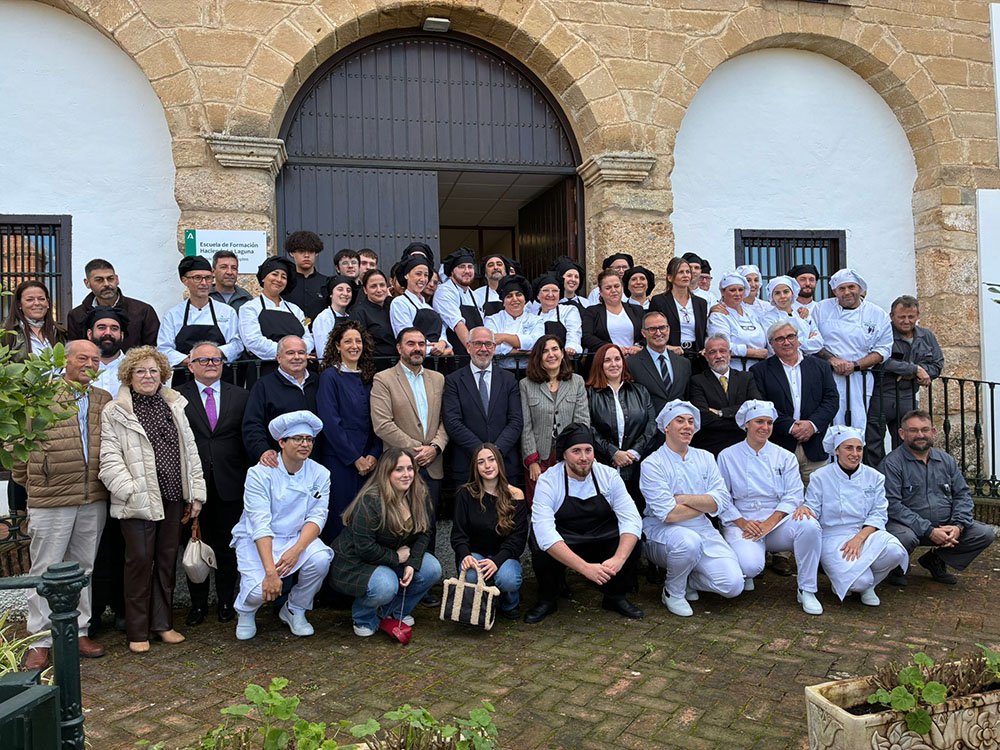 La consejera de Empleo, Rocío Blanco, con alumnado y personal de la Escuela de Hostelería La Laguna.