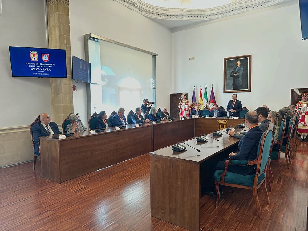 El Salón de Plenos del Ayuntamiento acogió el acto de ratificación de hermanamiento entre las ciudades.