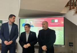 Francisco Javier Lozano, Paco Reyes y Vicente Ruiz, antes de dar cuenta de este nuevo programa.