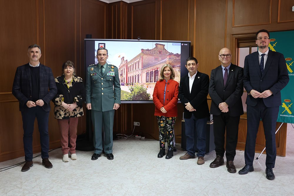 Foto de familia de autoridades que han estado presentes en la presentación de este proyecto