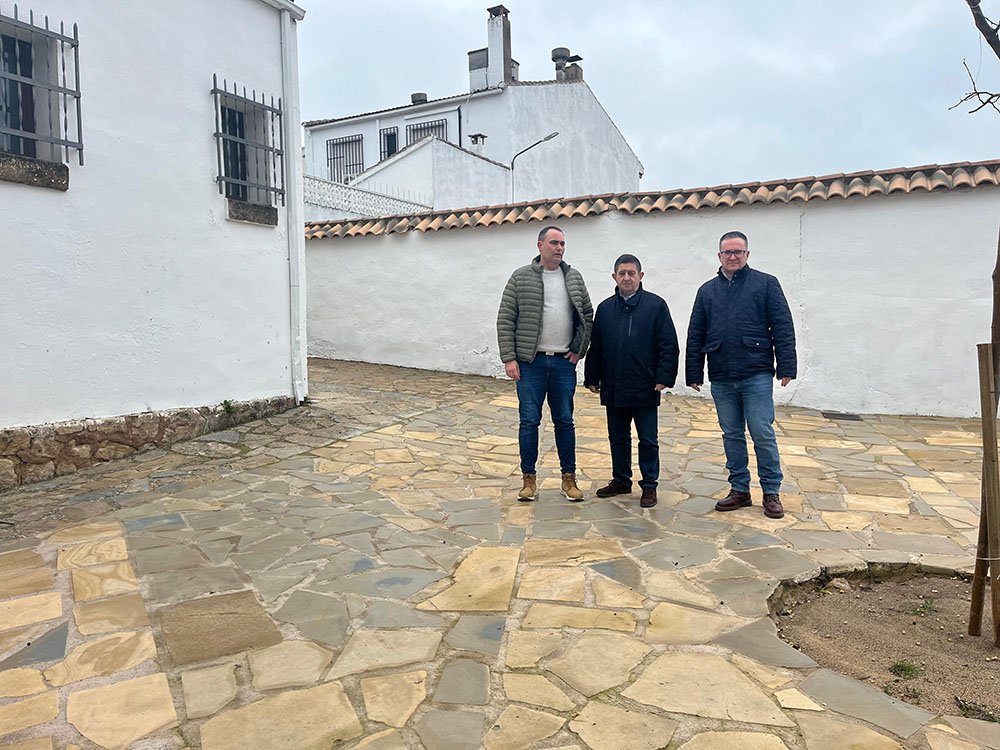 Francisco Reyes (c), en la visita oficial a Canena.