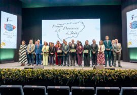 Foto de familia de autoridades y premiados.