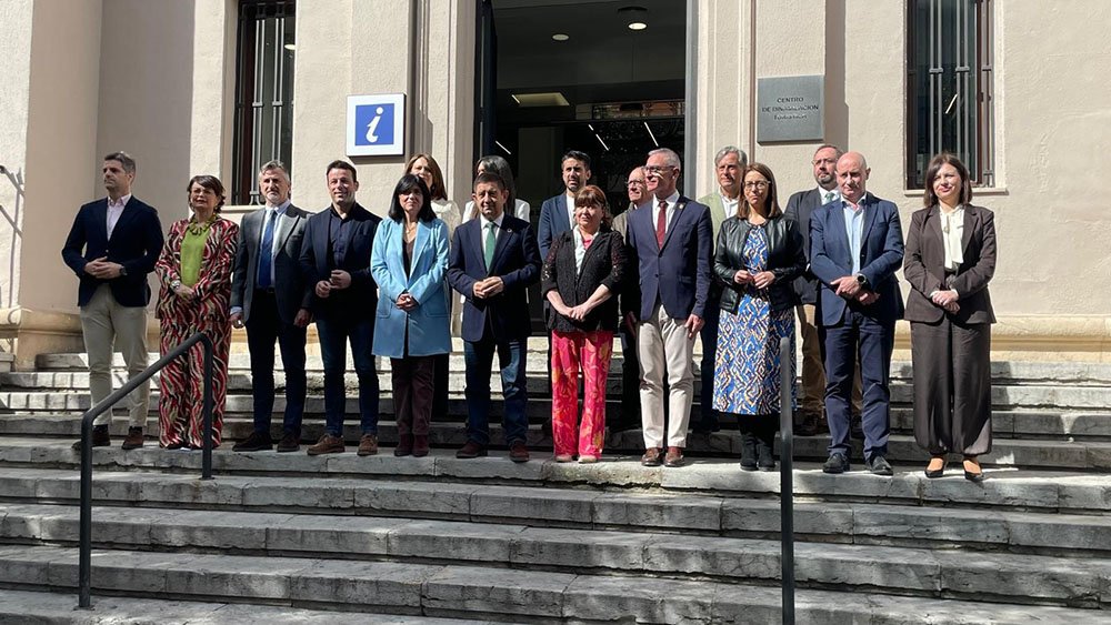 Foto de familia de la Corporación provincial ante las puertas del Centro de Interpretación Turísticas 'Jaén, Paraíso Interior'