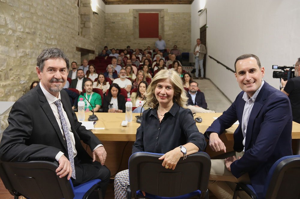 El secretario de Estado de Educación, Abelardo de la Rosa, junto a el secretario general del PSOE de Jaén, Juan Latorre, y la alcaldesa y secretaria general del PSOE de Úbeda, Toni Olivares, durante el foro sobre educación organizado por el PSOE.