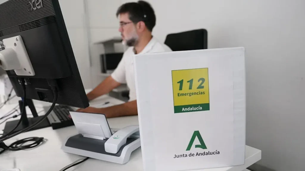 Un trabajador del 112 de la Junta de Andalucía atiende una llamada de emergencia.