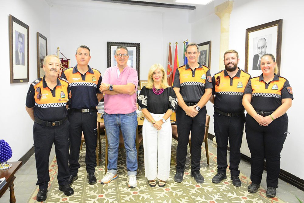 La alcaldesa de Úbeda, Antonia Olivares, y el concejal de festejos, Jerónimo García, reciben al pregonero de la Feria de San Miguel.