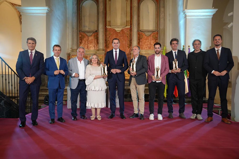 Galardonados y autoridades durante la entrega de los Premios Jaén Paraíso Interior 2026 en la Iglesia de Santa Catalina Mártir.